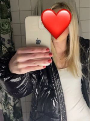 Svart glansig pufferjacka från Nelly - Säljer en svart, glansig pufferjacka från Nelly. Jackan har används en del med mycket försiktigt! Ordinare pris :799 kr , mitt pris450 kr. Hör av er vid frågor eller funderingar 💕