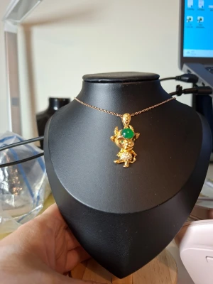 Guldigt halsband med djurberlock - Fler fina accessoarer finns på min profil 💍  More exquisite accessories on my profile listings.