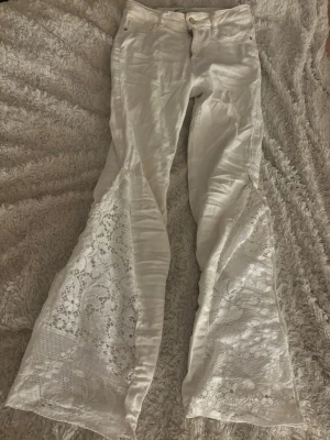 Vita jeans  - Vita jeans från Gina tricot som varit skinny jeans men är omsydda till bootcut med spets. Verkligen super fina älskar dom men tyvärr för korta för mig 