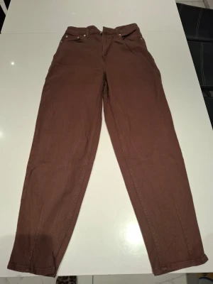 Jeans byxor  - Skriv om du har några funderingar 