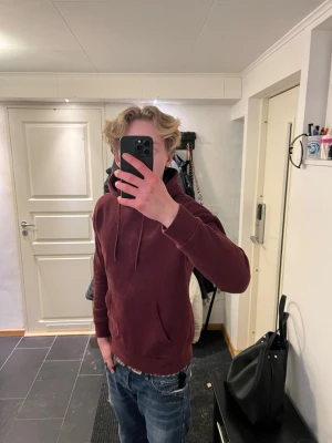 Fett vinröd hoodie - Säljer en simpel men väldigt fräsch vinröd hoodie ifrån pier one 🍷 | Storlek XS | Fint skick | Kontakta vid frågor och pris ej hugget i sten så kom med prisförslag😄🙌