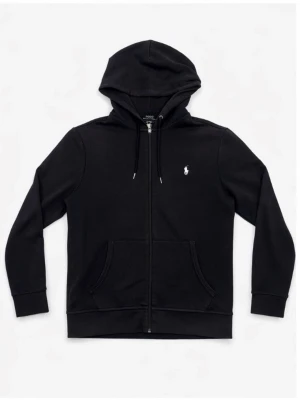 Svart hoodie från Polo Ralph Lauren - Klassisk svart hoodie med dragkedja från Polo Ralph Lauren. Hoodien har huva med dragsko, två fickor framtill och den ikoniska vita logotypen broderad på bröstet. Tillverkad i mjukt bomullsmaterial för en skön och avslappnad look.