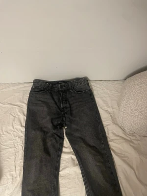 Svarta loose fit jeans Jack & Jones - Säljer ett par svarta loose fit jeans från Jack & Jones, modell LOOSE/CHRIS. Jeansen har klassisk femficksdesign, raka ben och är tillverkade i denim. Perfekta för en avslappnad och trendig stil. Det är splitter nya fick de i present och de var för små 