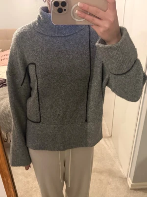 Grå stickad polotröja  - Supergosig stickad tröja från Zara med polokrage och coola detaljer över tröjan 🩶 