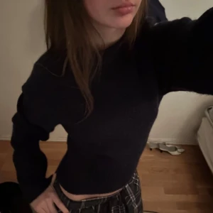 Mörkblå stickad tröja - Säljer en mörkblå stickad tröja med långa ärmar och ribbade muddar. Tröjan har en enkel, stilren design och passar perfekt till höstens och vinterns outfits. Perfekt att matcha med höga byxor eller kjol. Osäker på om plagget är nytvättat eller ej så ifall tvätt önskas är det bara att skriva😊