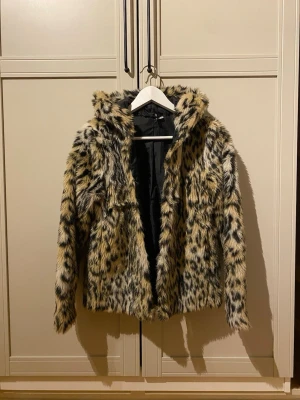 Pälsjacka  - Pälsjacka med luva från HM , aldrig använd. 