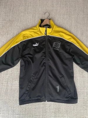 Puma jacka  - Puma jacka i storlek S. Jackan är i hel och i bra skick.
