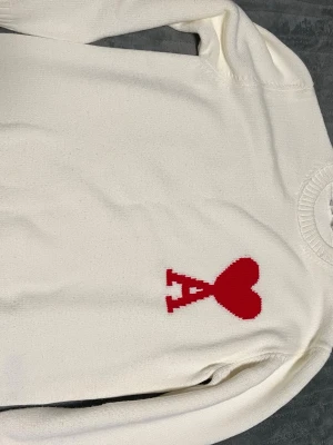 Vit stickad tröja med rött hjärta - Säljer nu min ami paris hoodie i storlek m. Anledning är att den helt enkelt inte passar mig (för stor) den är väldigt bra skick.                                  Skriv vid minsta fråga och priset är inte fast