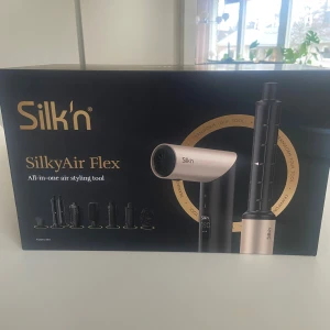 Silk'n SilkyAir Flex stylingverktyg 8 in 1 - Allt-i-ett stylingverktyg för håret från Silk'n, SilkyAir Flex. Inkluderar flera utbytbara tillbehör för olika stylingbehov. Kommer i elegant svart och roséguld design samt med en svart förvaringsväska med dragkedja och handtag. Nypris är ca 3000kr!! 