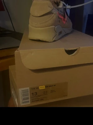 Nike Air Max 90 Off-White beige - Nike Air Max 90 Off-White i beige med ikoniska detaljer som orange swoosh, text på sidan och zip-tie. Skorna har mesh och läderpaneler, samt Off-White branding på snörningen. Riktigt snygga sneakers med unik design och coola detaljer. Price in the store bcs of the size is 35-50k Swedish 