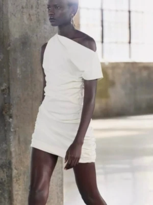 Vit Zara klänning  - En jättesnygg vit klänning från Zara🤍 Aldrig använd med lappen kvar, endast testad.