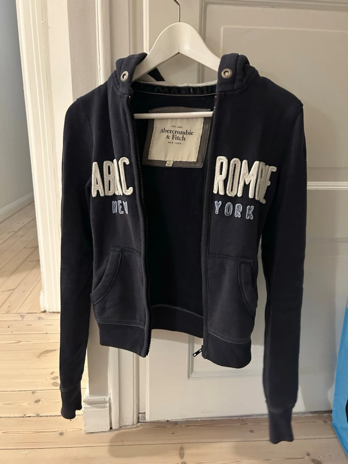 Mörkblå hoodie från Abercrombie & Fitch - 1