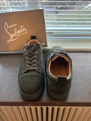 Mörkgröna sneakers från Louboutin - Tja! Säljer nu mina riktigt snygga  mörkgröna mocka sneakers från Christian Louboutin i Storlek 44. Haft dom i ett tag men hållt dom i fint skick/ inga defekter endags smuts som gör att ta bort enkelt. Nypris -: 7515| DMa💥
