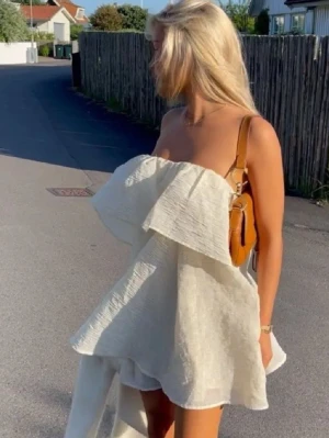 HM klänning - Så fin eftertraktad klänning från HM, helt oanvänd med lapp kvar - säljes pga har ej kommit till användning. Perfekt till sommarens alla tillfällen eller kanske studenten? Första bilden är lånad. 