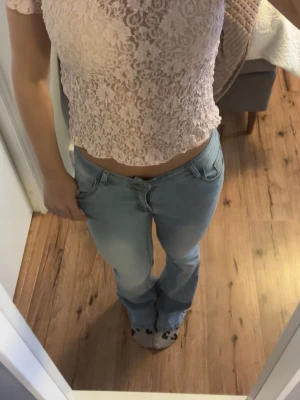 Snygg spets topp - Jättegullig ljusrosa topp i spets som är perfekt för sommaren! Passformen är lite mer avslappnad vid midjan och tajtare vid bysten💖