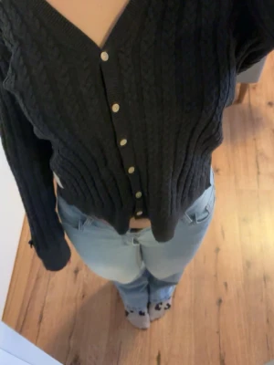 Svart kofta med knappar - Säljer en svart kofta med lång ärm och inga tecken på användning då den bara legat i min garderob. Notera att knapparna öppnas väldigt lätt så släng gärna på ett linne under!🥰💖