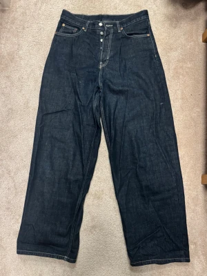 Mörkblåa baggy jeans - Säljer ett par mörkblå baggy jeans från weekday. Säljer då de inte används längre. Modell: Astro Loose Baggy Jeans. Storlek: W-28 L-32 Pris kan diskuteras