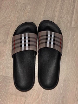 Burberry tofflor  - Hej, säljer dessa burburry tofflor då de är lite små på mig. Fraktar runt hela Sverige eller möts upp i Sthlm. 