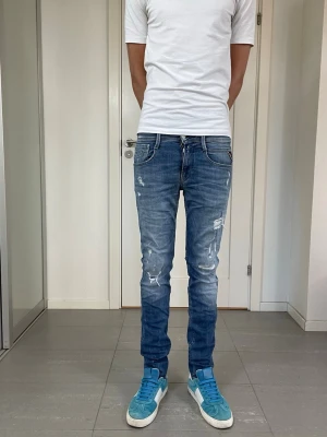 Replay Anbass Jeans  - Säljer nu dessa Replay Anbass Jeans med snygga slitningar i populär design, Mått: ca 36,5 o 105 cm. skriv för fler bilder/frågor🙌🏼