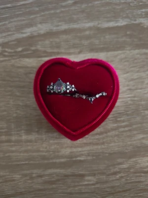 Svartfärgade ring-set med stenar - 2 st ringar i storlek 18,1mm, svartfärgad. 