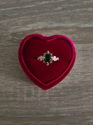 Elegant guldfärgad ring med grön sten - ring i storlek 18,1mm, guldfärgad.