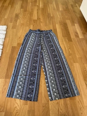 Byxor Bik Bok stl M - Mönstrade byxor från Bik Bok i storlek M.  Mycket sköna och luftiga, perfekta för sommaren.  Mycket bra skick. 