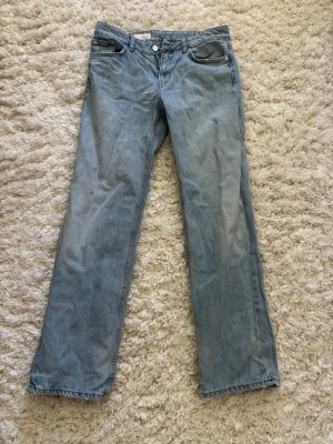 Ljusblå raka jeans från Zara - Säljer ett par ljusblå jeans från Zara med rak passform
