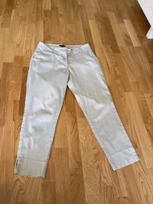 Kostymbyxor H&M stl 38  - Kostymbyxor från H&M i storlek 38.  Mycket bra skick.  Har en liten prick, se sista bilden. Har dock inte testat att ta bort den, så kan gå att få bort ☺️ 98% bomull, 2% elastan.