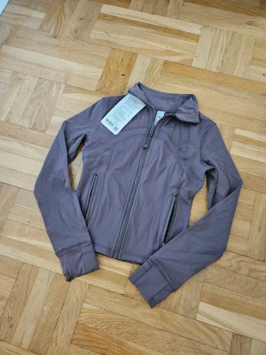 Lululemon Define Cropped Jacket Nulu - Helt ny Lululemon Define tröja, chokladbrun/mocha.