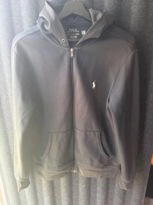 Svart hoodie från Polo Ralph Lauren - Säljer en svart hoodie från Ralph lauren. Storlek s men passar även xs. Köpt helt ny från miinto för 2200