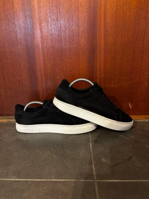 Svarta sneakers från Vagabond  - Stilrena svarta sneakers från Vagabond i mocka med klassisk låg profil och vit sula. Storlek 41 men passar även 42. Bra skick!!!