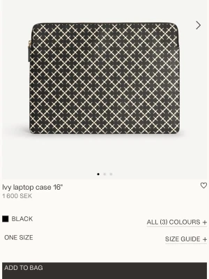 Svart Ivy datorfodral 16" - Stilrent svart datorfodral från By Malene Birger med vitt grafiskt mönster. Fodralet har en rektangulär form och dragkedja upptill. Tillverkat i tåligt konstläder som skyddar din laptop och ger en trendig look. Fråga om mer bilder! 