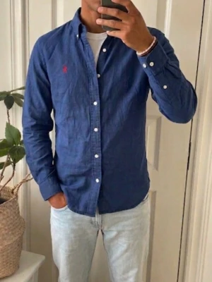 Marinblå linneskjorta från Ralph Lauren  - Fint skick! Strl M Hör av dig vid frågor! 