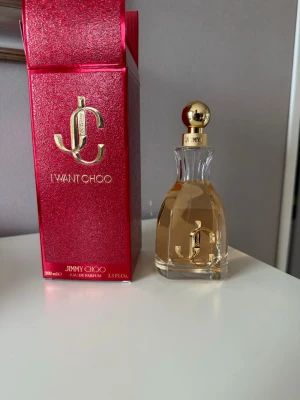 Jimmy Choo I Want Choo EdP 100ml - Lyxig parfym från Jimmy Choo, I Want Choo Eau de Parfum, 100 ml. Flaskan är elegant i genomskinligt glas med gulddetaljer och rund guldfärgad kork. Kommer i en glittrig röd förpackning med stora guldfärgade JC-loggan. Perfekt för dig som gillar exklusiva dofter.