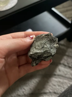 Svart kyanit - Vacker svart kyanit med naturlig fläktformad struktur och rå, unik yta. Ett populärt mineral bland samlare och kristallintresserade tack vare sitt speciella utseende och sina mörka skimrande kristallblad.