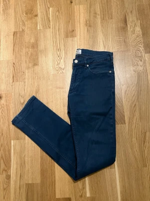 Acne Studios Jeans - Mörkblå Acne Studios jeans för män, passformen är slim-fit. Klassiska jeans som passar till alla tillfällen. Nyskick inga skador/slitage, storlek 30/34. Hör av dig vid intresse/frågor. PRIS KAN DISKUTERAS!
