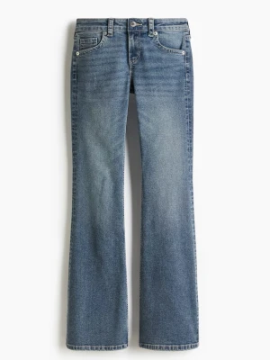 Low waist bootcut jeans - Jätte snygga lågmidjade bootcut jeans ifrån H&M. Storlek 36. Används fåtal gånger och de är vid mycket fint skick! Inga defekter. Egna bilder skickas vid begäran😇  Postar inom 1-2 dagar