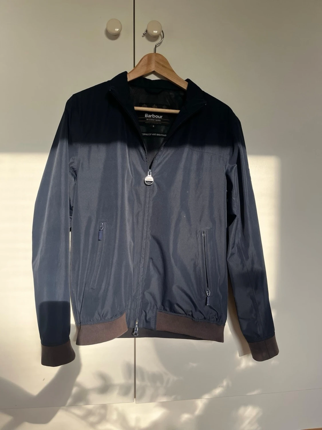 Marinblå vindjacka från Barbour