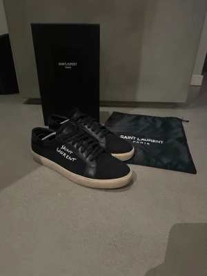 Saint Laurent skor  - Ett par tvär schyssta saint Laurent skor med vit sula! Skick 8,5/10. Storlek 42 sitter som 42,5/43.  allt är bra men en liten skada i högra höken som ni ser på sista bilden, ”inget som märks eftersom den trycks ner vid användning, box och påse kommer med. köpta för 2300 av en polare mitt pris 1900! Hör av dig vid minsta lilla mvh premium fashion (osäker om de är äkta)