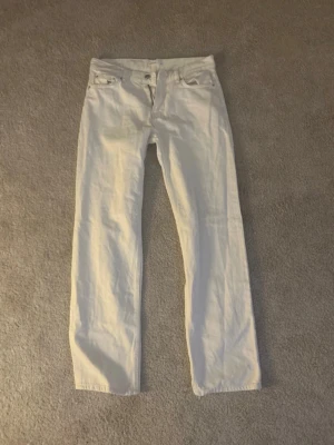 Vita jeans - Superfina raka vita jeans från gina, aldrig använda då de inte passade.
