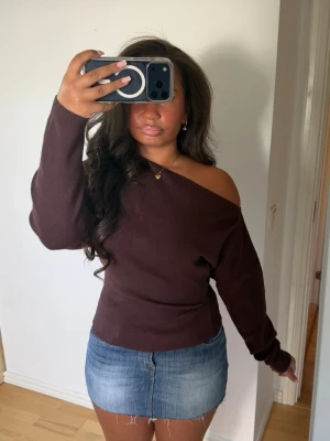 Mörkbrun off shoulder tröja - Trendig mörkbrun off shoulder tröja med långa ärmar och avslappnad passform. Har ett slit på sidan som design & har lapparna kvar💗