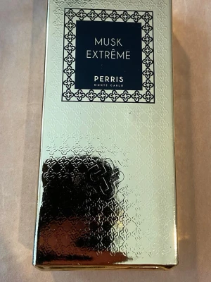 Perris Musk Extrême Parfym - Minst 50% av 100 ml kvar. OBS! Kapsylen saknas. Små rispor i botten.  Musk Extreme by Perris Monte Carlo is a Floral Woody Musk fragrance for women and men. Top note is Bergamot; middle notes are Carnation, Rose and Jasmine; base notes are Musk, Iris, Amber, Vanilla and Coumarin. Kom med riktigt bud om du är intresserad. 