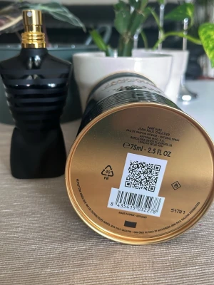 Jean Paul Gaultier Le Male Parfum 75ml - Jean Paul Gaultier Le Male Le Parfum i en snygg svart flaska formad som en manlig torso med guldiga detaljer. Parfymen kommer i en elegant svart och guldig metallburk. Volymen är 75 ml.