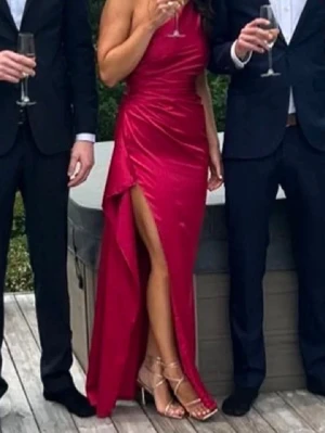 Baby boo Röd one shoulder långklänning med slits - Snygg röd långklänning i satin med one shoulder-design och hög slits på ena sidan. Klänningen har figurnära passform och elegant drapering över midjan. Perfekt för bal eller festliga tillfällen. Köpt för 1700kr + frakt 