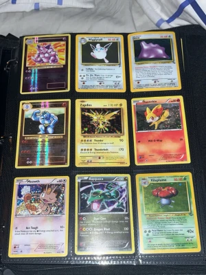 Pokémonkort samling i pärm - Säljer en samling Pokémonkort i pärm med blandade kort som Rayquaza, Zapdos, Machoke, Meowth, Ditto och fler. Flera kort har holografisk effekt och motiv i olika färger. Perfekt för dig som vill utöka din samling eller börja samla Pokémonkort. 🎈💯Allt i hela pärmen har ett värde på över 14 tusen kronor enligt collectr som visar nyaste sålda visa kort är lite skadade men de mästa är i bra kondition och allt är äkta, om du undrar nägot bara skriv🎈💯