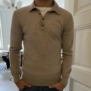 Oscar Jacobson  - Säljer nu min Oscar Jacobson tröja för den har blivit för liten.Skicket 9/10 inga defekter finns tröjans material är merinoull. Nypris runt 1800kr