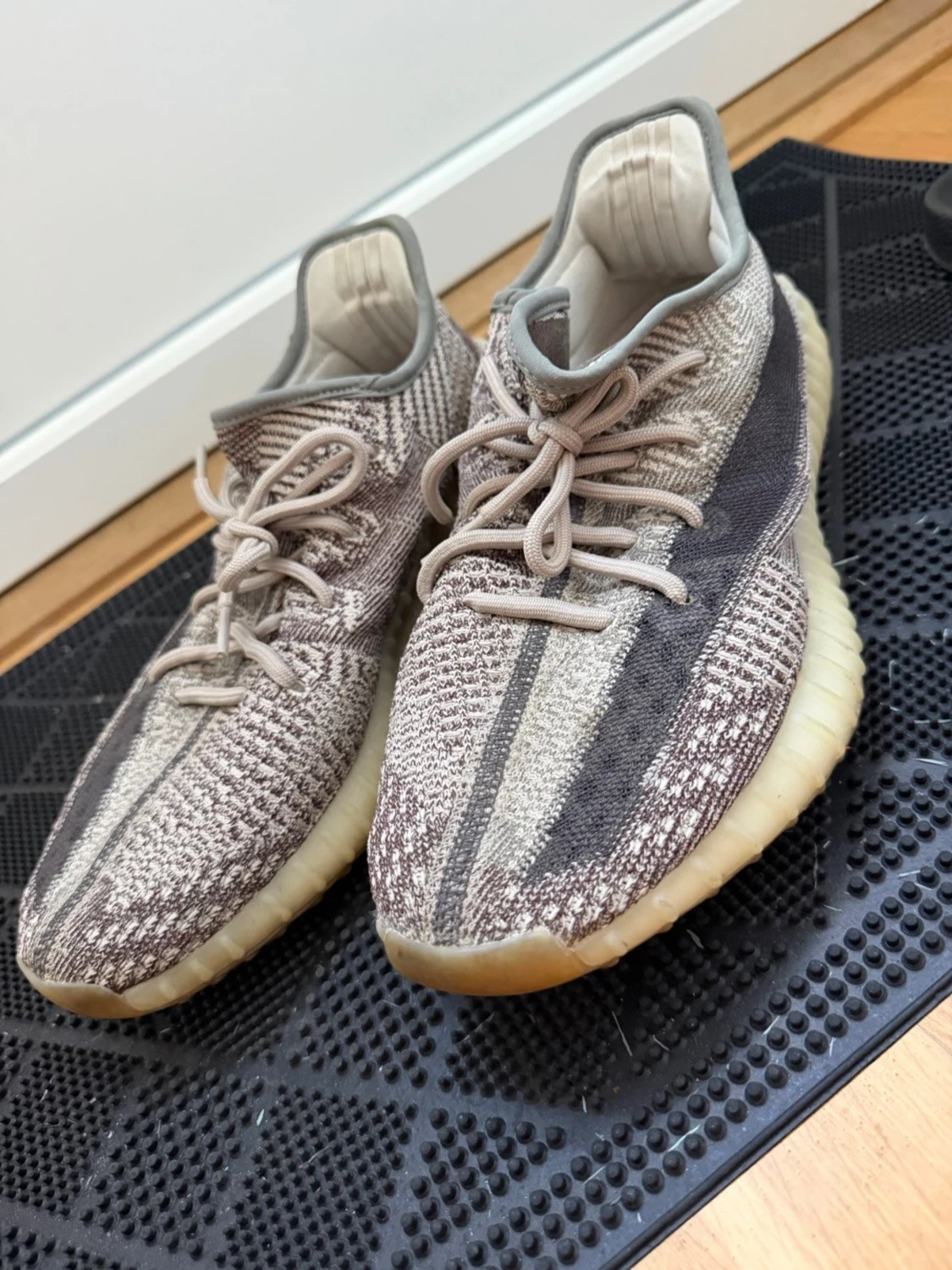 Yeezy Boost 350 V2 i beige och brunt