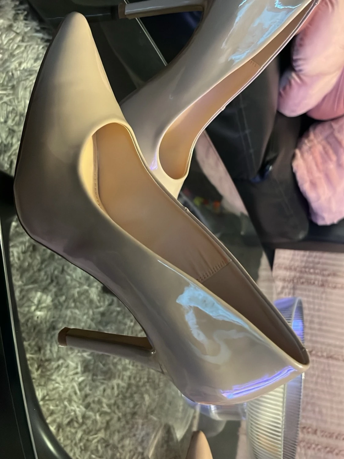 Beige lackpumps med spetsig tå - 1