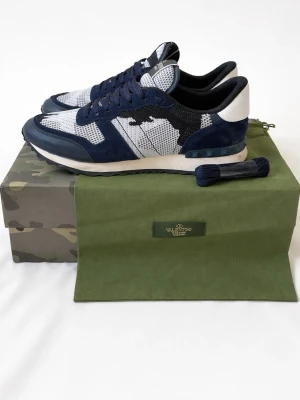 Valentino Garavani Rockrunners Navy/White Camo - Asfeta Valentino Rockrunners i navy/black/white med camo 😮‍💨| SIZE 43 | Superfint skick, som nya efter en tvätt på sulorna ✔️| Box,dustbag & extra snören medföljer ✔️| 