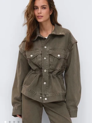 Olivgrön jeansjacka med markerad midja - Trendig olivgrön jeansjacka med markerad midja och silverfärgade knappar. Jackan har två bröstfickor med lock och knapp, klassisk krage och avslappnad passform. Perfekt för dig som vill ha en cool och avslappnad look.